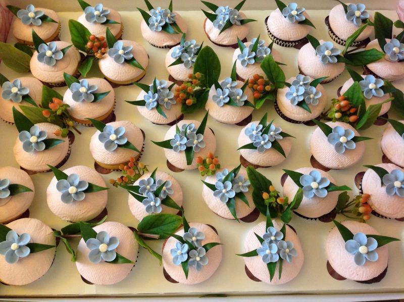 blue flowers cupcakes